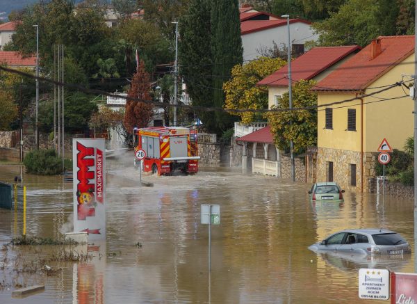 Potop u Novom Vinodolskom, zatvorene ceste