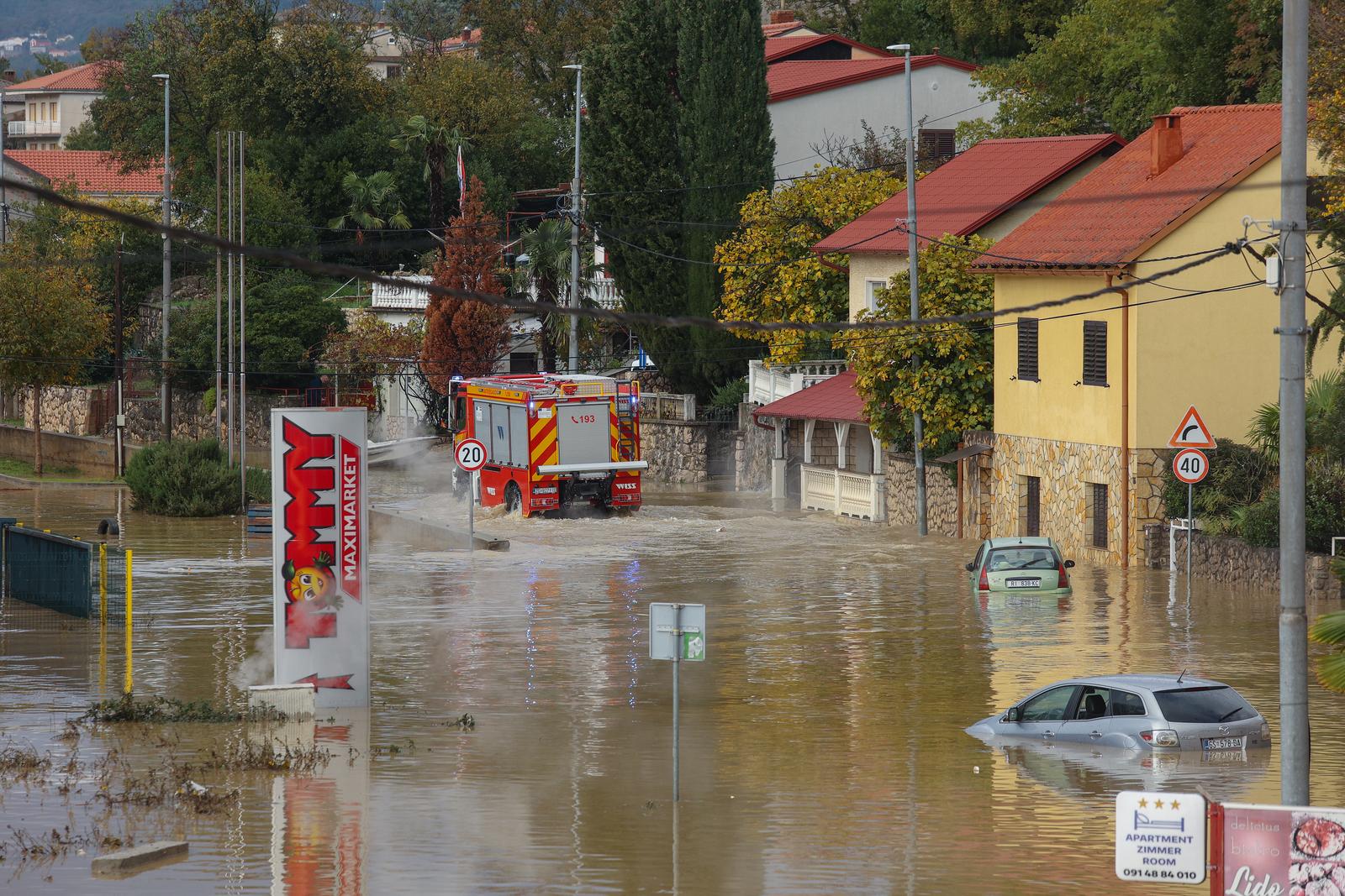 Potop u Novom Vinodolskom, zatvorene ceste Potop u Novom Vinodolskom, zatvorene ceste