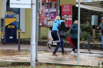 Vodena bujica potopila Malinsku Vodena bujica potopila Malinsku