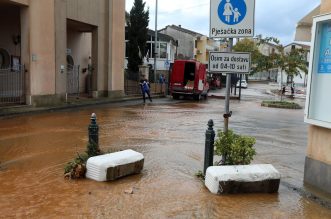 Vodena bujica potopila Malinsku Vodena bujica potopila Malinsku