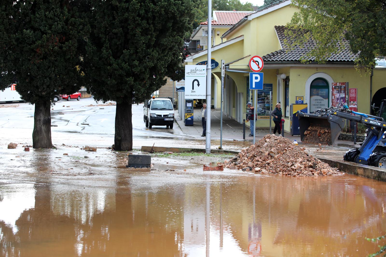 Vodena bujica potopila Malinsku Vodena bujica potopila Malinsku