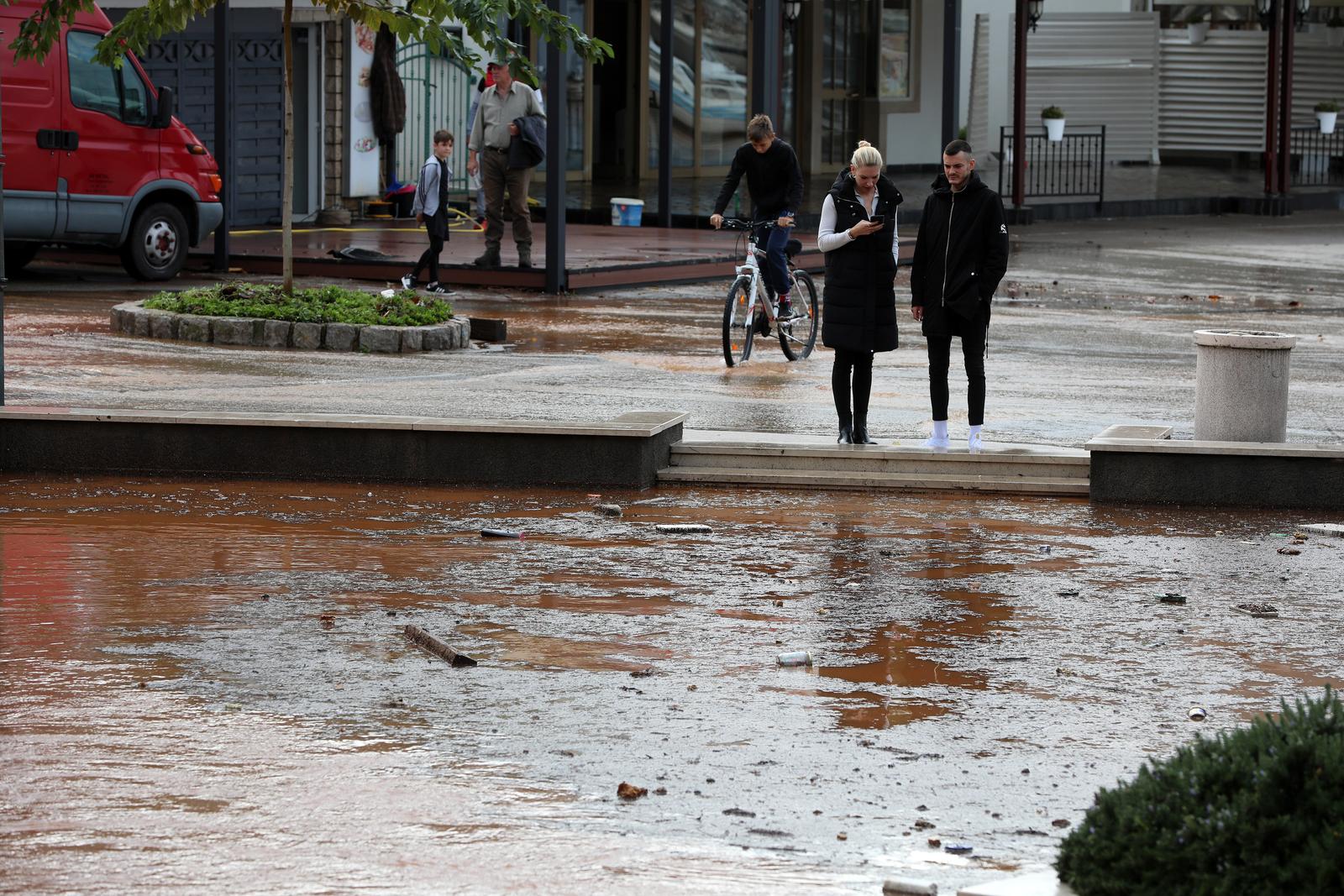 Vodena bujica potopila Malinsku Vodena bujica potopila Malinsku