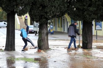 Vodena bujica potopila Malinsku Vodena bujica potopila Malinsku