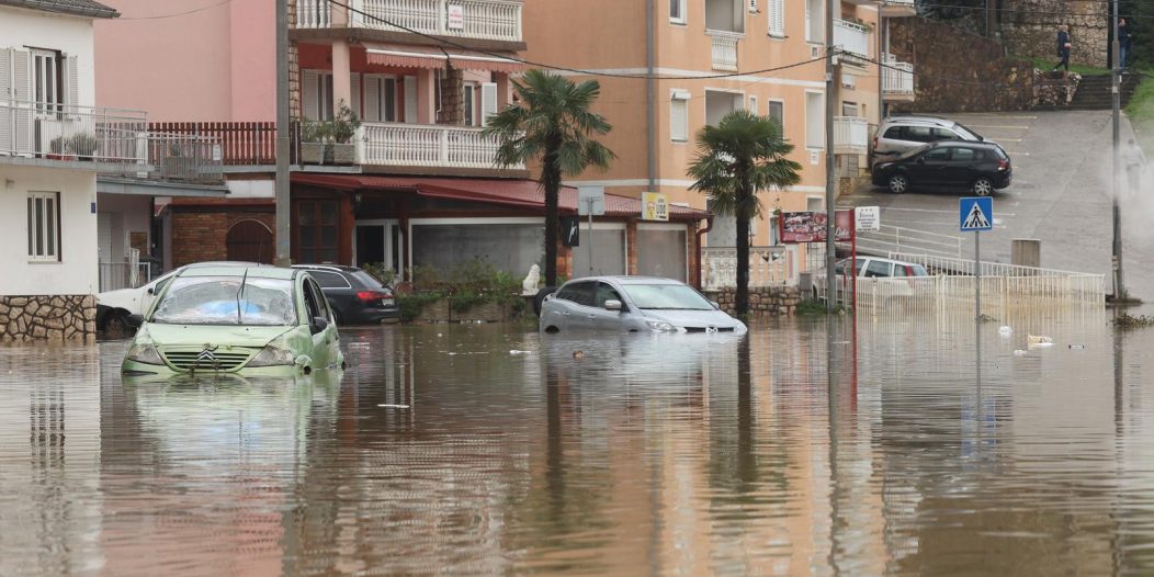 Potop u Novom Vinodolskom, zatvorene ceste Potop u Novom Vinodolskom, zatvorene ceste