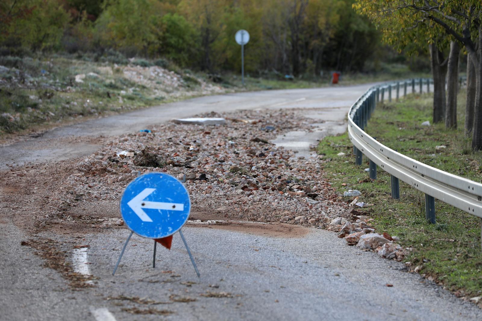 Novi Vinodolski: Uklanjanje posljedica poplave izazvane nevremenom Novi Vinodolski: Uklanjanje posljedica poplave izazvane nevremenom