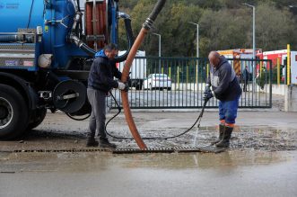 Novi Vinodolski: Uklanjanje posljedica poplave izazvane nevremenom Novi Vinodolski: Uklanjanje posljedica poplave izazvane nevremenom