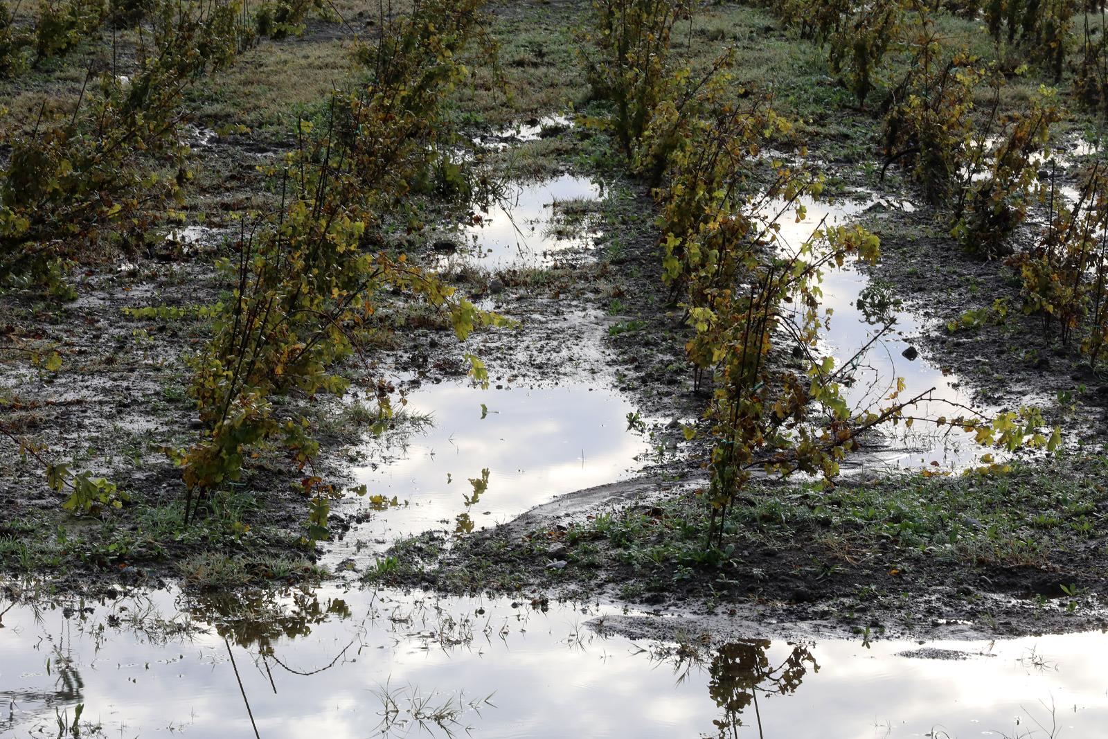 Novi Vinodolski: Uklanjanje posljedica poplave izazvane nevremenom Novi Vinodolski: Uklanjanje posljedica poplave izazvane nevremenom