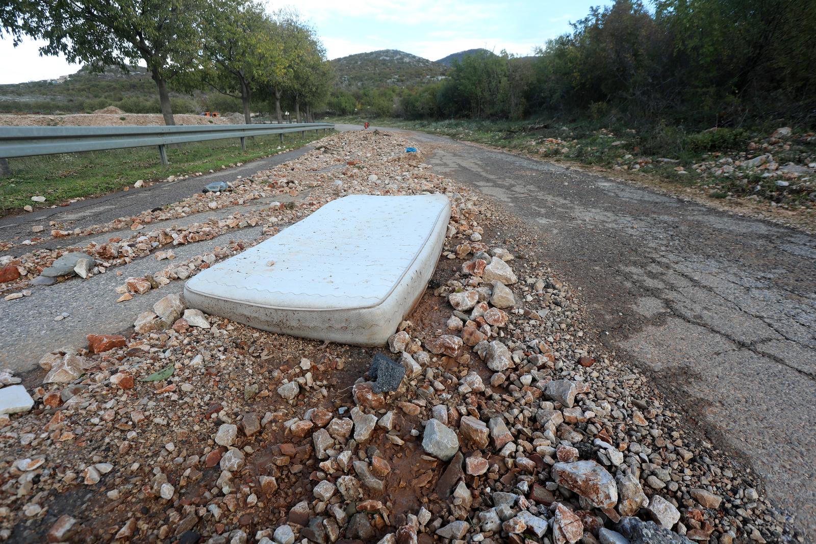 Novi Vinodolski: Uklanjanje posljedica poplave izazvane nevremenom Novi Vinodolski: Uklanjanje posljedica poplave izazvane nevremenom