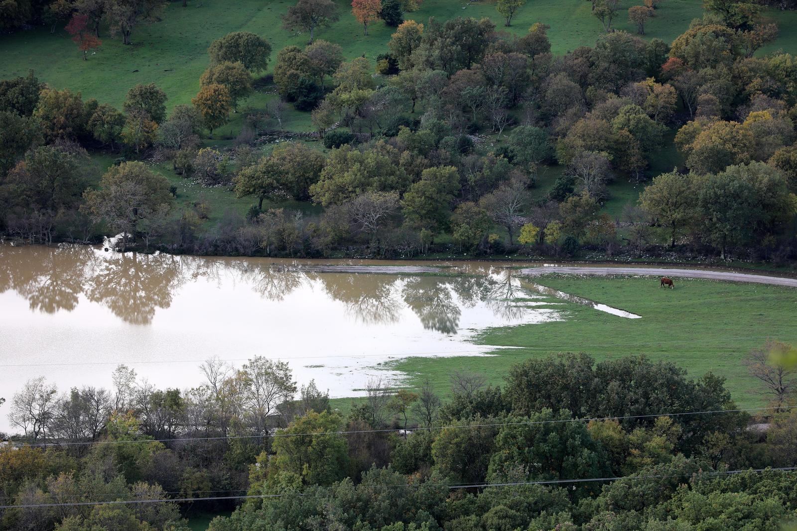 Novi Vinodolski: Uklanjanje posljedica poplave izazvane nevremenom Novi Vinodolski: Uklanjanje posljedica poplave izazvane nevremenom