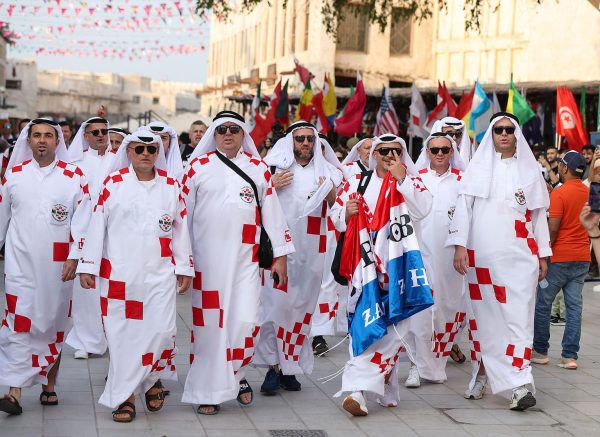 Hrvatski navija?i u tradicionalnim katarskim narodnim nonjama zabavljaju se u centru Dohe