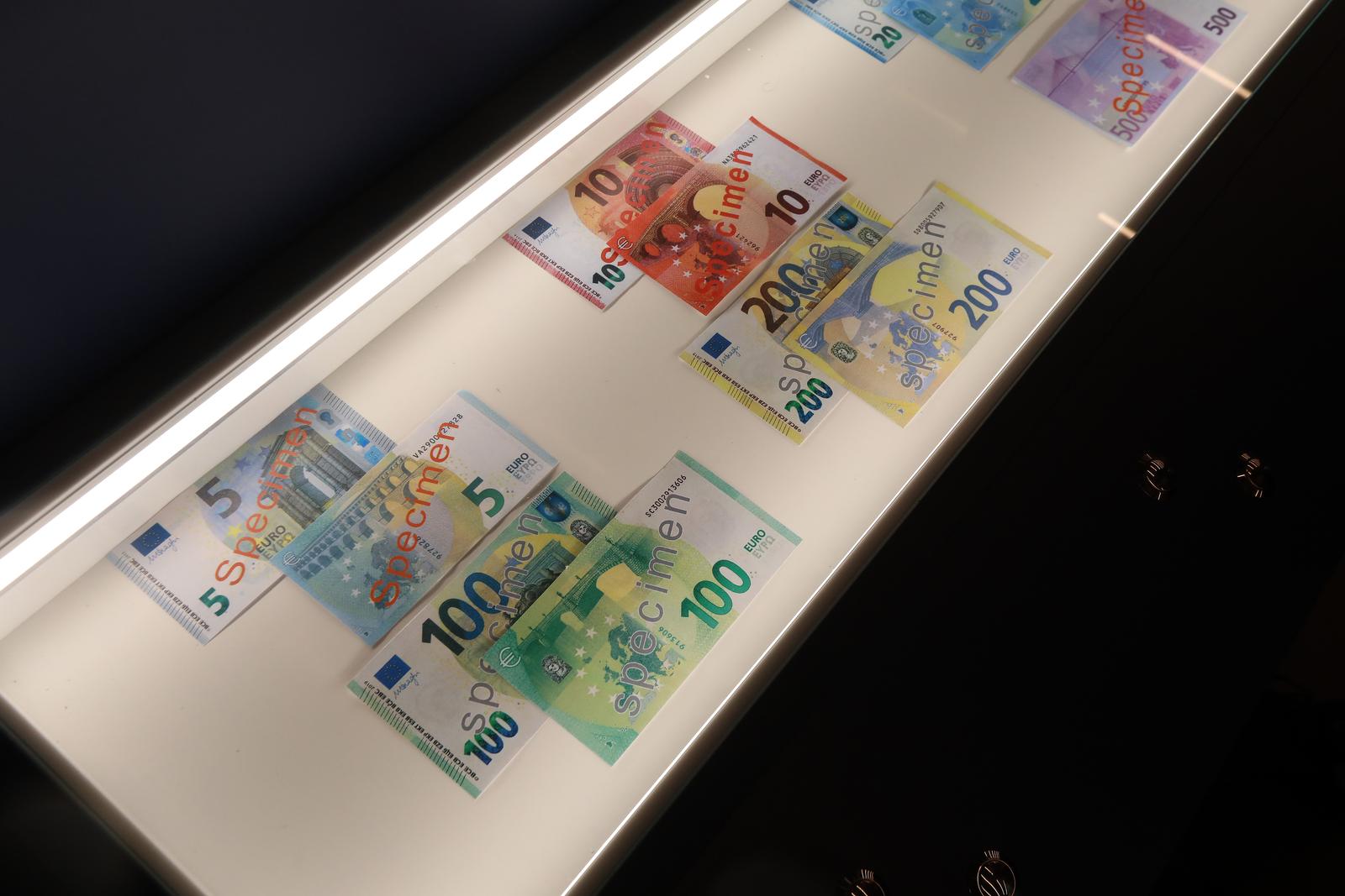 Rijeka: Postavljena putujuća interaktivna izložba “Euro na kotačima” Rijeka: Postavljena putujuća interaktivna izložba “Euro na kotačima”