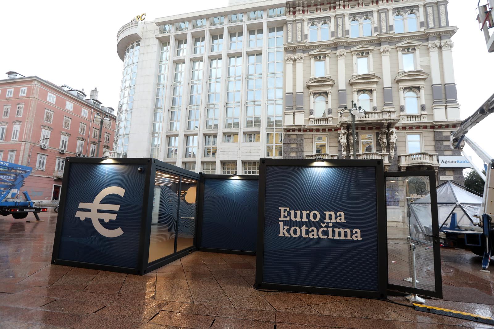 Rijeka: Postavljena putujuća interaktivna izložba “Euro na kotačima” Rijeka: Postavljena putujuća interaktivna izložba “Euro na kotačima”