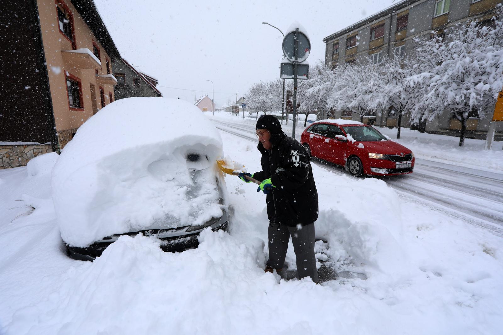 U Delnicama napadalo 40 centimetara snijega, otežan promet kroz mjesto U Delnicama napadalo 40 centimetara snijega, otežan promet kroz mjesto