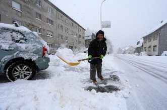 U Delnicama napadalo 40 centimetara snijega, otežan promet kroz mjesto U Delnicama napadalo 40 centimetara snijega, otežan promet kroz mjesto