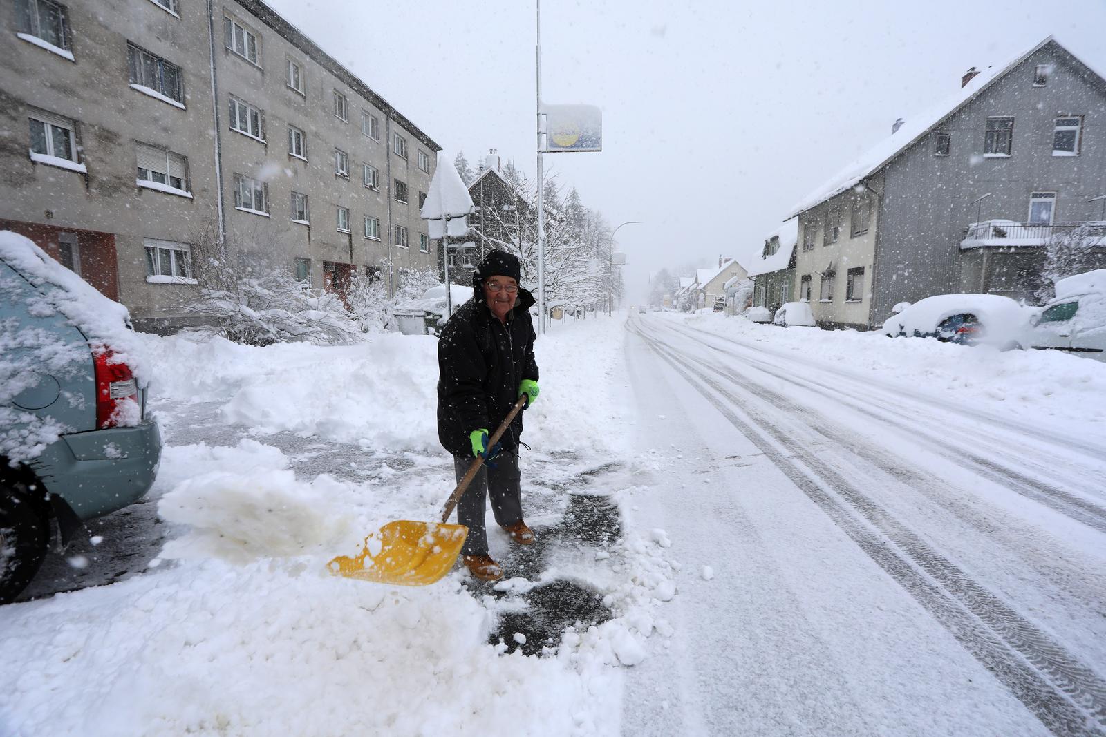 U Delnicama napadalo 40 centimetara snijega, otežan promet kroz mjesto U Delnicama napadalo 40 centimetara snijega, otežan promet kroz mjesto