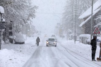 U Delnicama napadalo 40 centimetara snijega, otežan promet kroz mjesto U Delnicama napadalo 40 centimetara snijega, otežan promet kroz mjesto