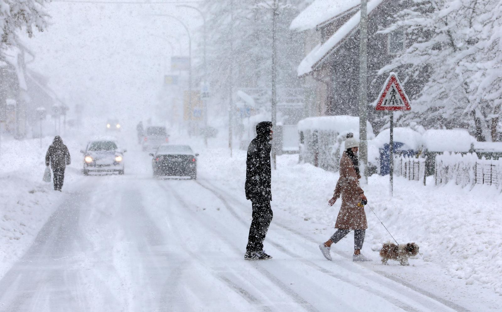 U Delnicama napadalo 40 centimetara snijega, otežan promet kroz mjesto U Delnicama napadalo 40 centimetara snijega, otežan promet kroz mjesto