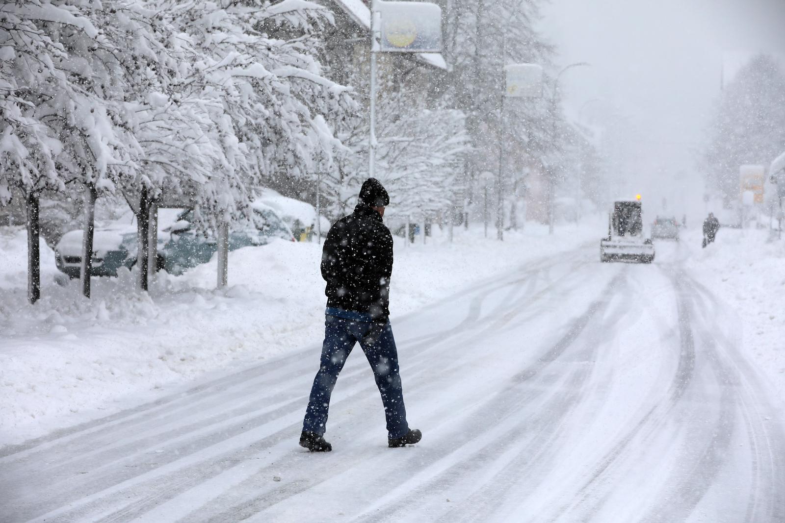 U Delnicama napadalo 40 centimetara snijega, otežan promet kroz mjesto U Delnicama napadalo 40 centimetara snijega, otežan promet kroz mjesto