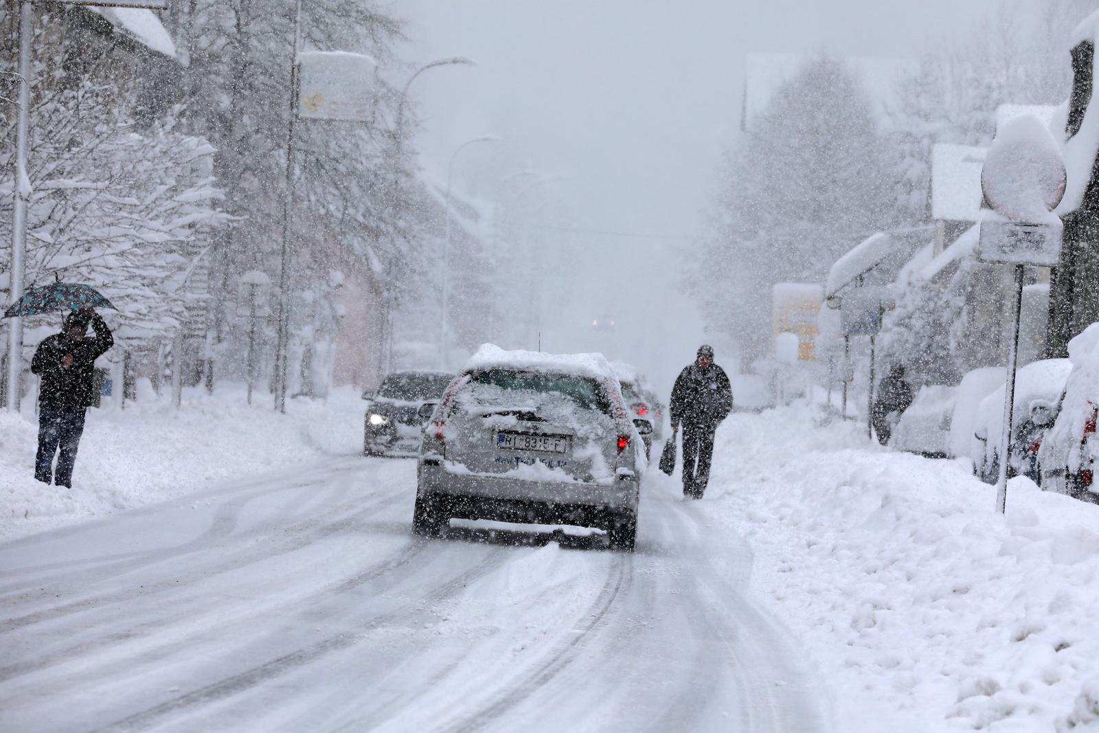 U Delnicama napadalo 40 centimetara snijega, otežan promet kroz mjesto U Delnicama napadalo 40 centimetara snijega, otežan promet kroz mjesto