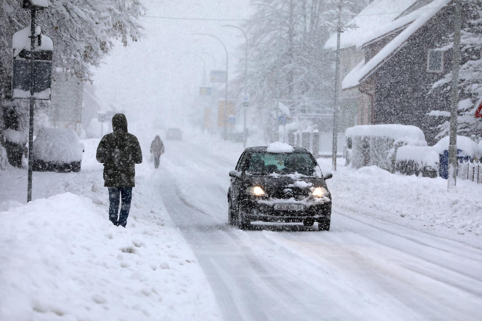 U Delnicama napadalo 40 centimetara snijega, otežan promet kroz mjesto U Delnicama napadalo 40 centimetara snijega, otežan promet kroz mjesto