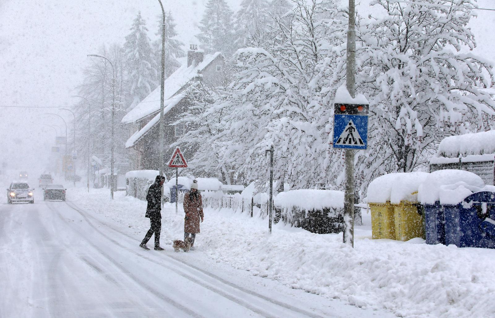 U Delnicama napadalo 40 centimetara snijega, otežan promet kroz mjesto U Delnicama napadalo 40 centimetara snijega, otežan promet kroz mjesto