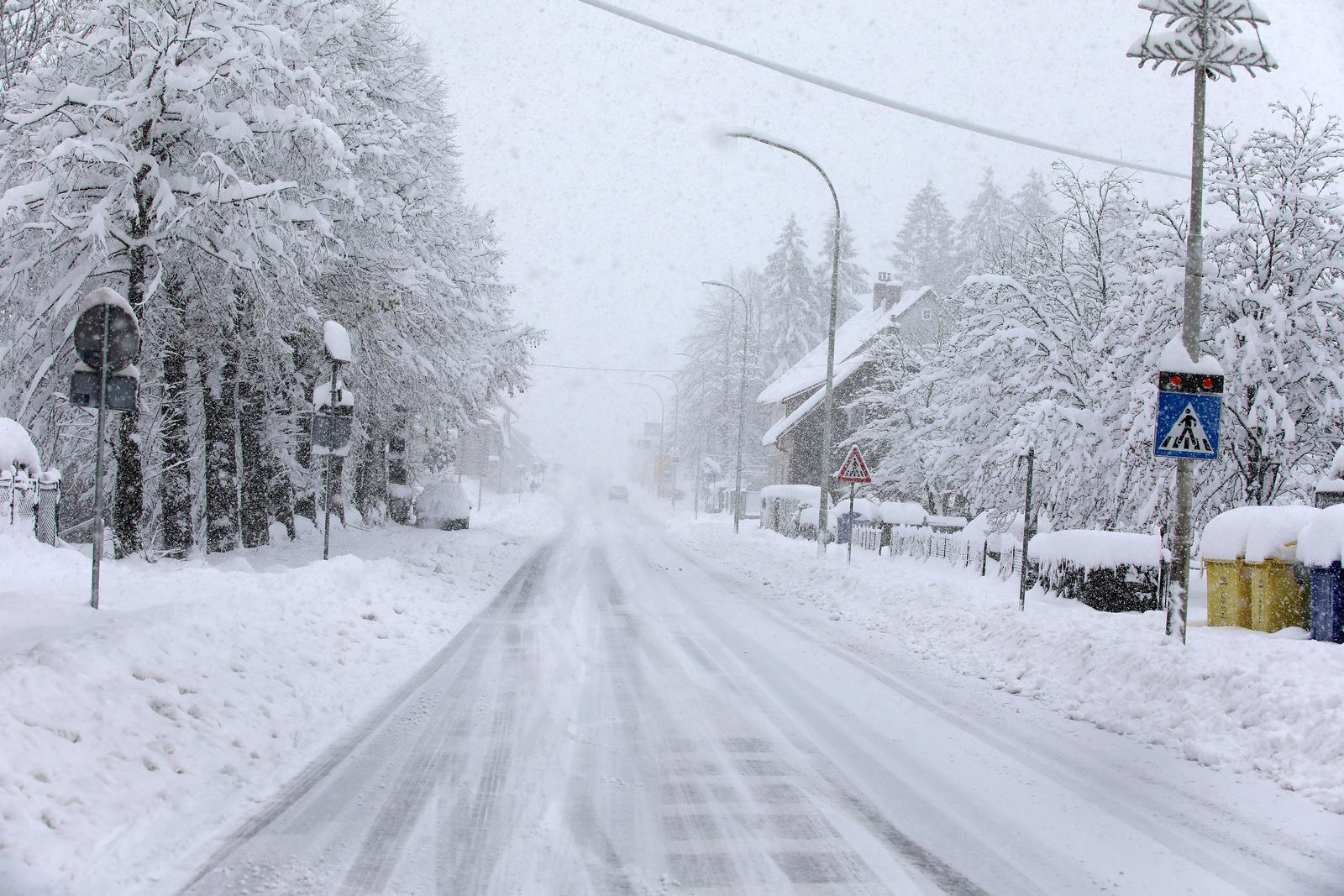 U Delnicama napadalo 40 centimetara snijega, otežan promet kroz mjesto U Delnicama napadalo 40 centimetara snijega, otežan promet kroz mjesto