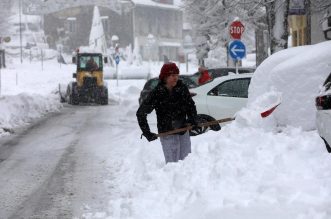 Delnice: Ralice čiste ulice, dok snijeg i dalje neumorno pada Delnice: Ralice čiste ulice, dok snijeg i dalje neumorno pada