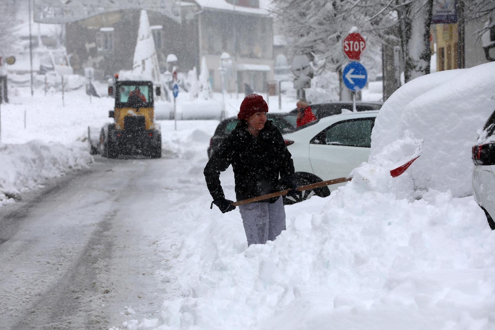 Delnice: Ralice čiste ulice, dok snijeg i dalje neumorno pada Delnice: Ralice čiste ulice, dok snijeg i dalje neumorno pada