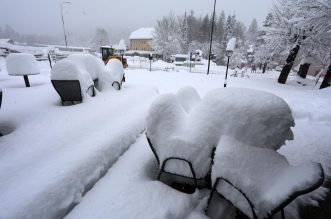 Delnice: Ralice čiste ulice, dok snijeg i dalje neumorno pada Delnice: Ralice čiste ulice, dok snijeg i dalje neumorno pada