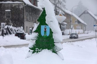Delnice: Ralice čiste ulice, dok snijeg i dalje neumorno pada Delnice: Ralice čiste ulice, dok snijeg i dalje neumorno pada
