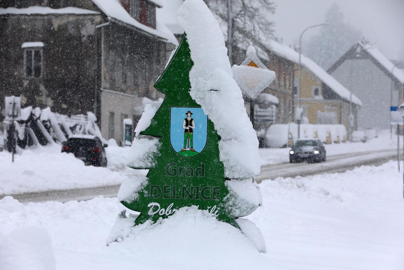 Delnice: Ralice čiste ulice, dok snijeg i dalje neumorno pada Delnice: Ralice čiste ulice, dok snijeg i dalje neumorno pada