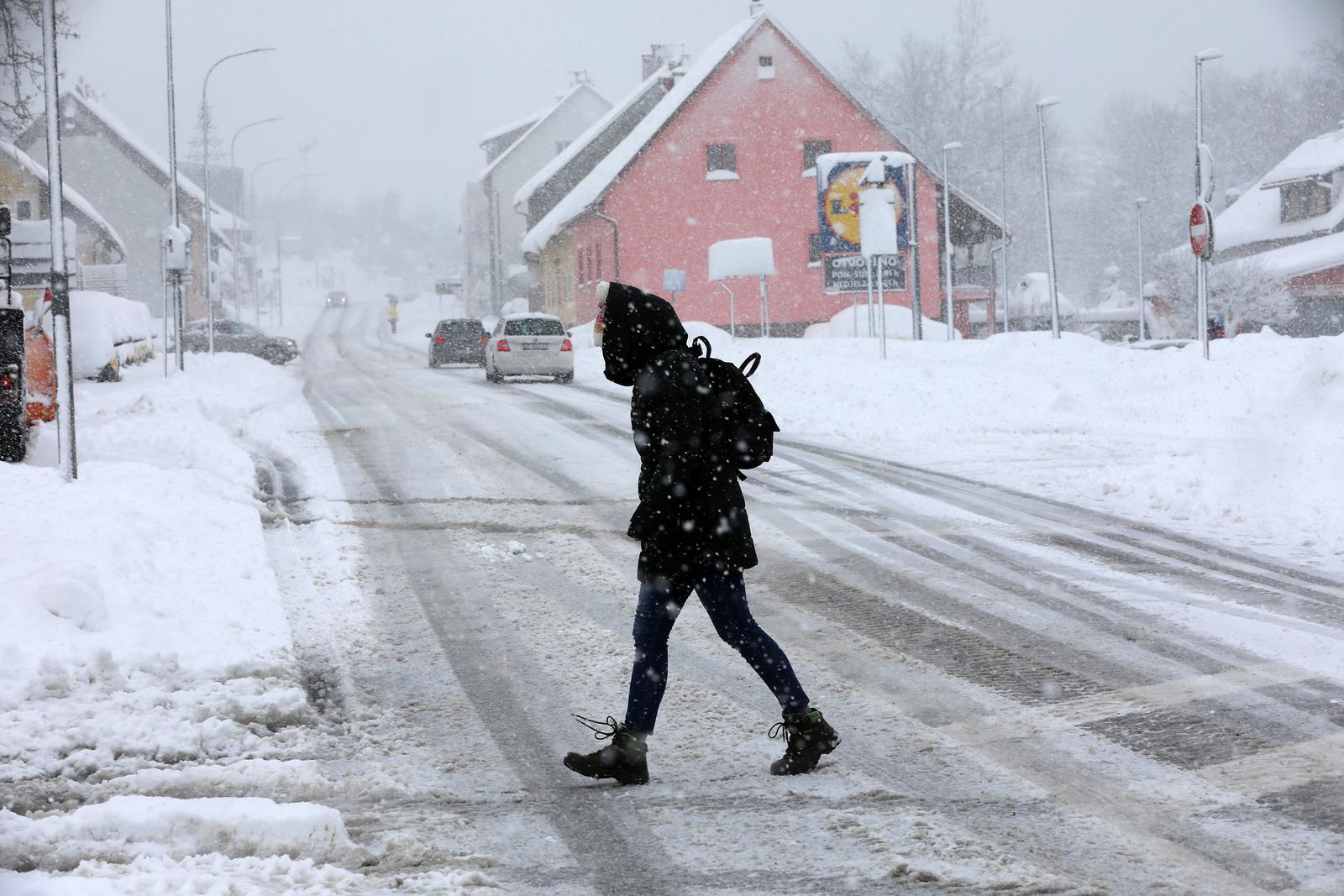 Delnice: Ralice čiste ulice, dok snijeg i dalje neumorno pada Delnice: Ralice čiste ulice, dok snijeg i dalje neumorno pada