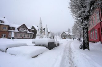 Delnice: Ralice čiste ulice, dok snijeg i dalje neumorno pada Delnice: Ralice čiste ulice, dok snijeg i dalje neumorno pada