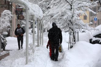 Delnice: Ralice čiste ulice, dok snijeg i dalje neumorno pada Delnice: Ralice čiste ulice, dok snijeg i dalje neumorno pada