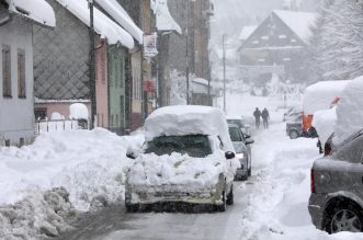Delnice: Ralice čiste ulice, dok snijeg i dalje neumorno pada Delnice: Ralice čiste ulice, dok snijeg i dalje neumorno pada