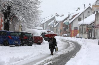 Delnice: Ralice čiste ulice, dok snijeg i dalje neumorno pada Delnice: Ralice čiste ulice, dok snijeg i dalje neumorno pada