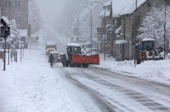 Delnice: Ralice čiste ulice, dok snijeg i dalje neumorno pada Delnice: Ralice čiste ulice, dok snijeg i dalje neumorno pada