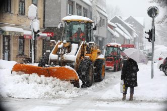 Delnice: Ralice čiste ulice, dok snijeg i dalje neumorno pada Delnice: Ralice čiste ulice, dok snijeg i dalje neumorno pada
