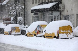 Delnice: Ralice čiste ulice, dok snijeg i dalje neumorno pada Delnice: Ralice čiste ulice, dok snijeg i dalje neumorno pada