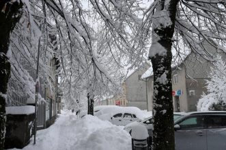 Delnice: Ralice čiste ulice, dok snijeg i dalje neumorno pada Delnice: Ralice čiste ulice, dok snijeg i dalje neumorno pada