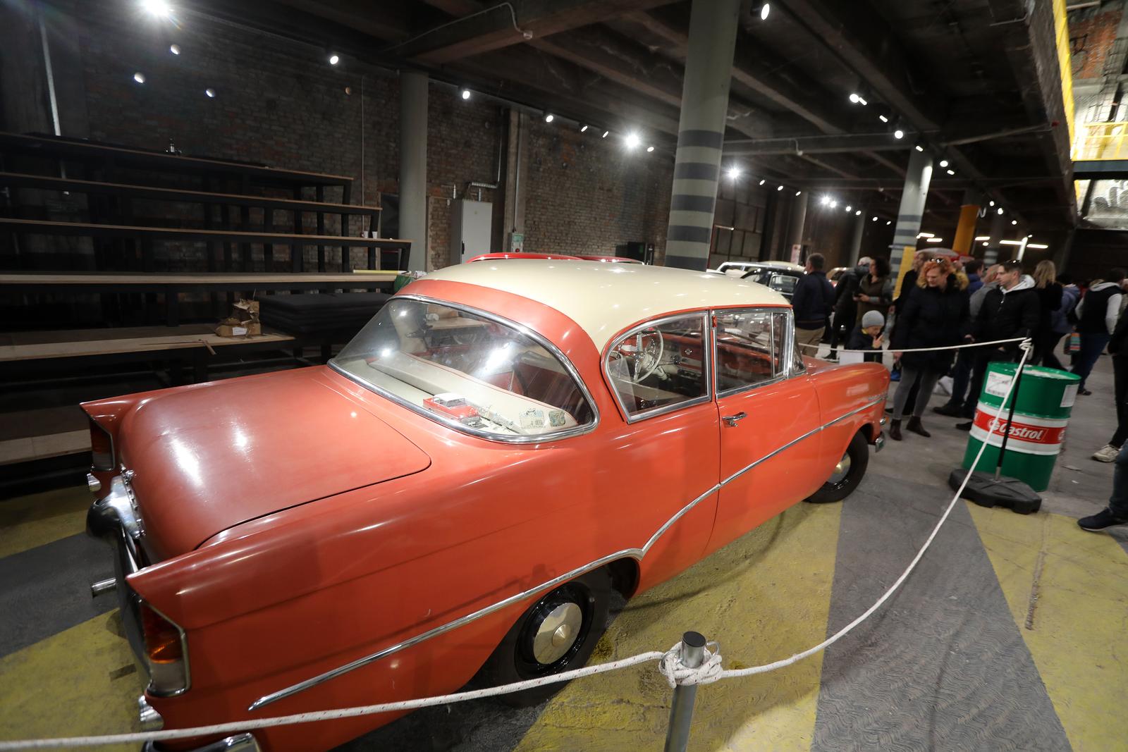 Rijeka: Izložba oldtimera, rezervnih dijelova, maketa i dječjih autića u hali Exportdrva