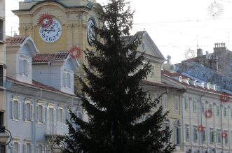 U Rijeci postavljene jelke uoči Božića U Rijeci postavljene jelke uoči Božića