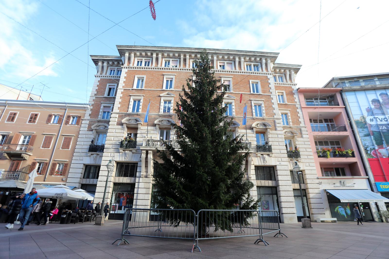 U Rijeci postavljene jelke uoči Božića U Rijeci postavljene jelke uoči Božića