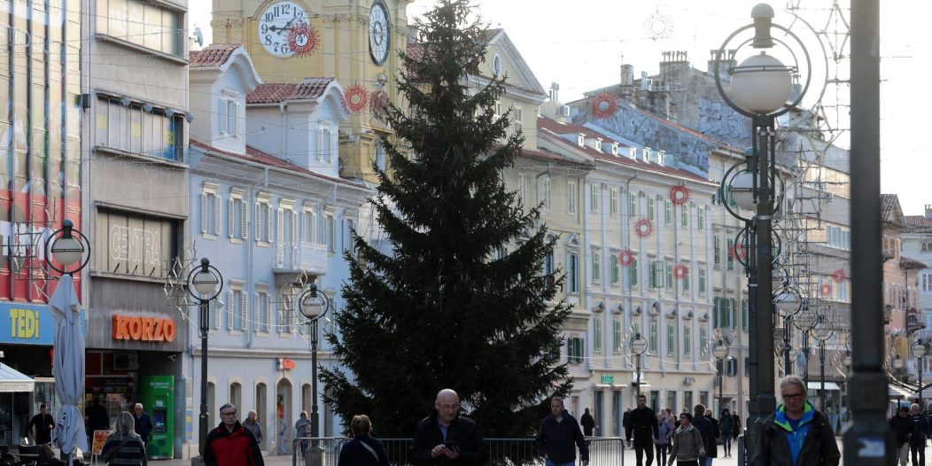 U Rijeci postavljene jelke uoči Božića U Rijeci postavljene jelke uoči Božića