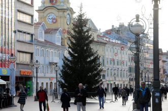 U Rijeci postavljene jelke uoči Božića U Rijeci postavljene jelke uoči Božića