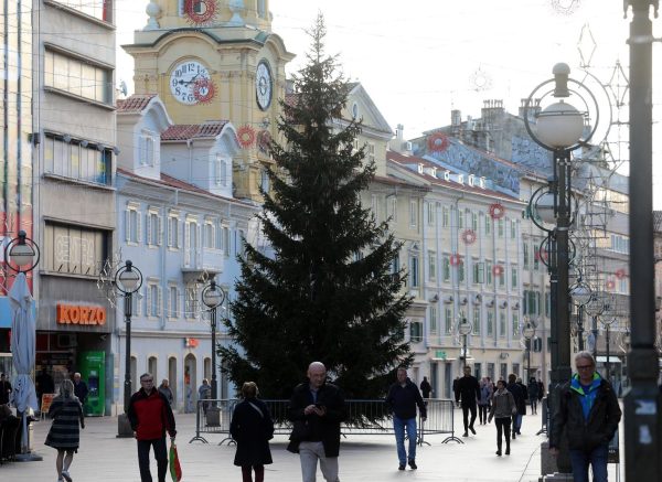 U Rijeci postavljene jelke uoči Božića