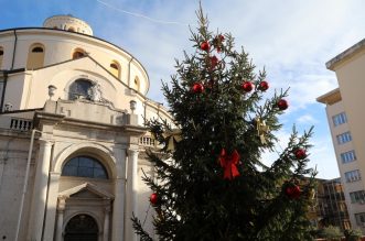 U Rijeci postavljene jelke uoči Božića U Rijeci postavljene jelke uoči Božića
