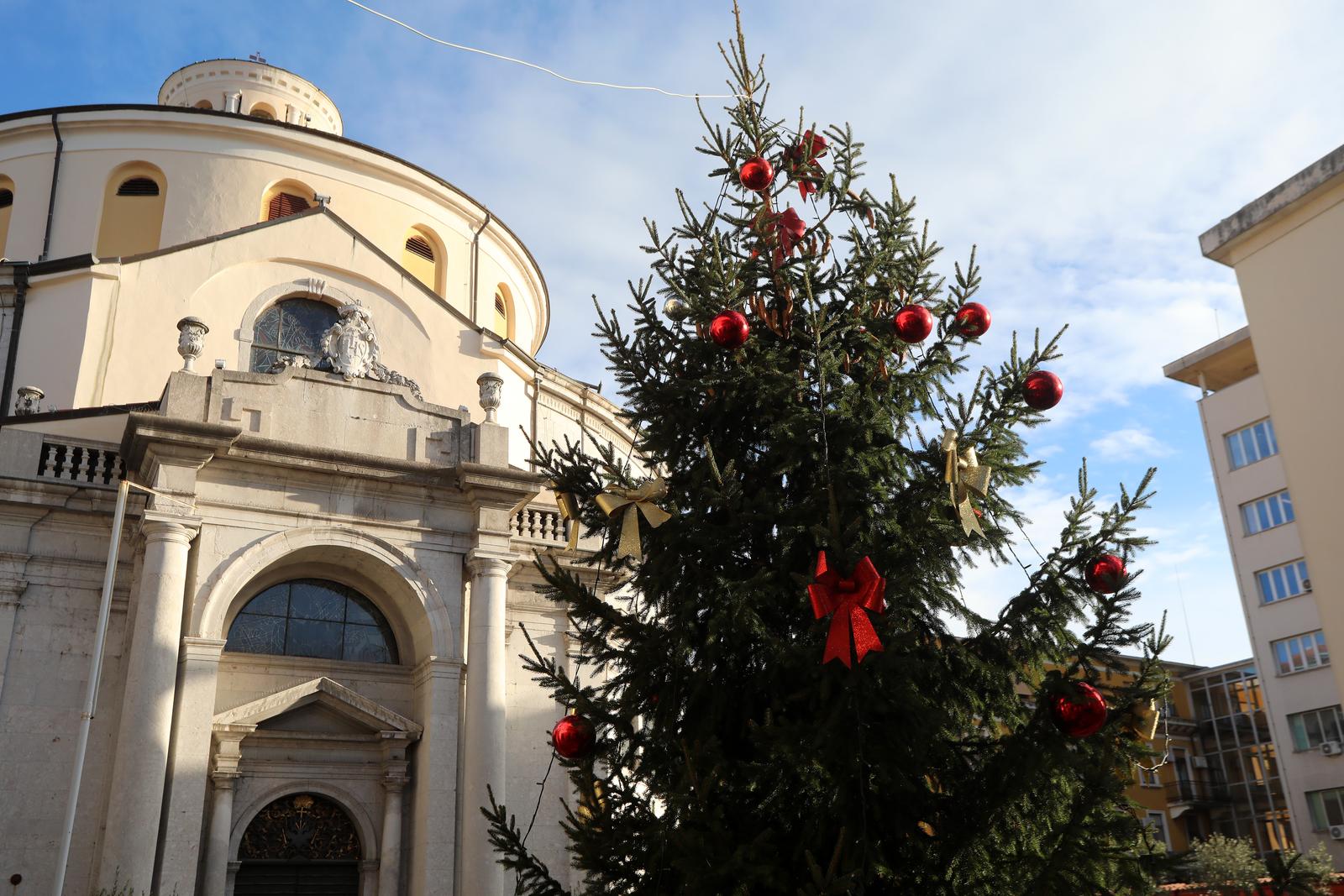 U Rijeci postavljene jelke uoči Božića U Rijeci postavljene jelke uoči Božića