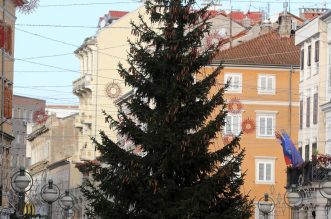 U Rijeci postavljene jelke uoči Božića U Rijeci postavljene jelke uoči Božića