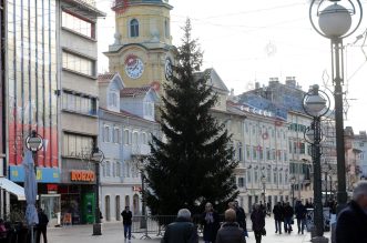U Rijeci postavljene jelke uoči Božića U Rijeci postavljene jelke uoči Božića